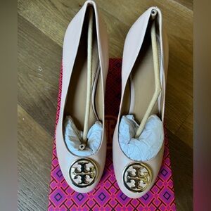 Tory Burch Wedge Heels closed toe us sz9, never worn nwt. Sand color gold logo